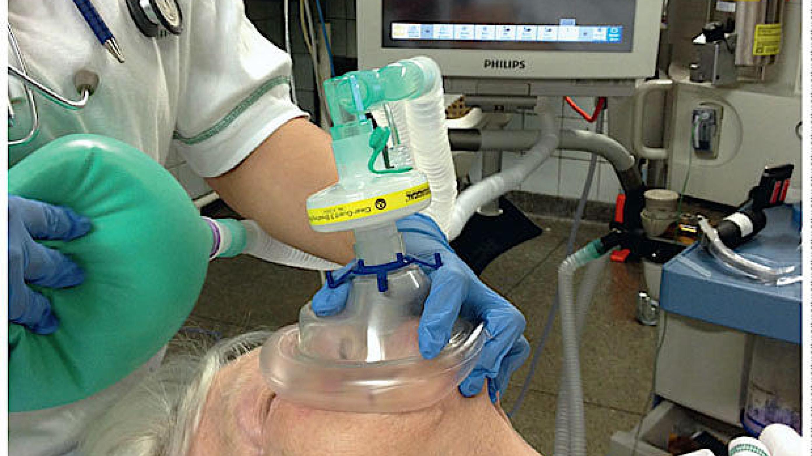 Her bedøves en ældre kvinde med isk­æmisk hjertesygdom før en elektiv øre-næse-hals-operation.