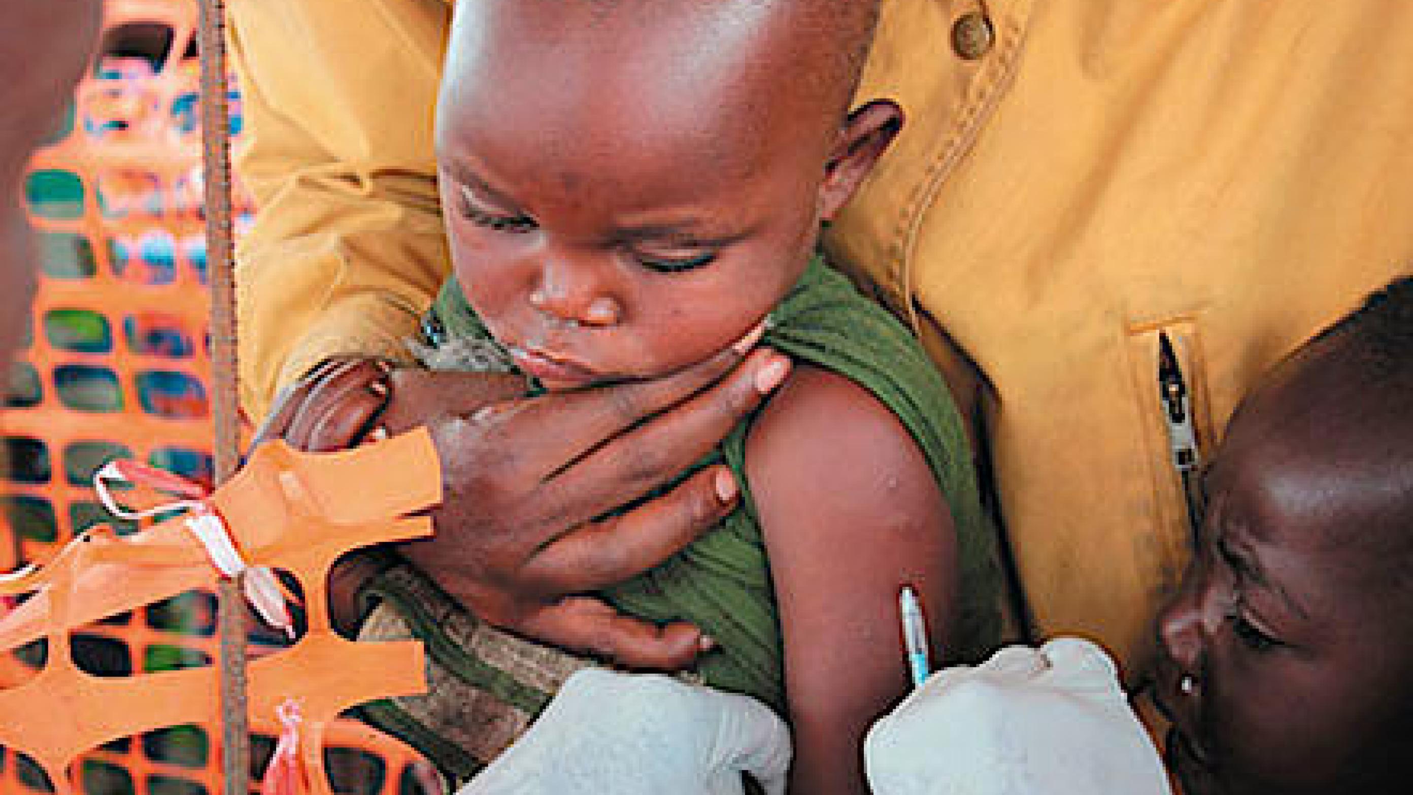 Her vaccineres et barn i DR Congo. (Billedet er bragt med tilladelse fra Læger uden Grænser. 