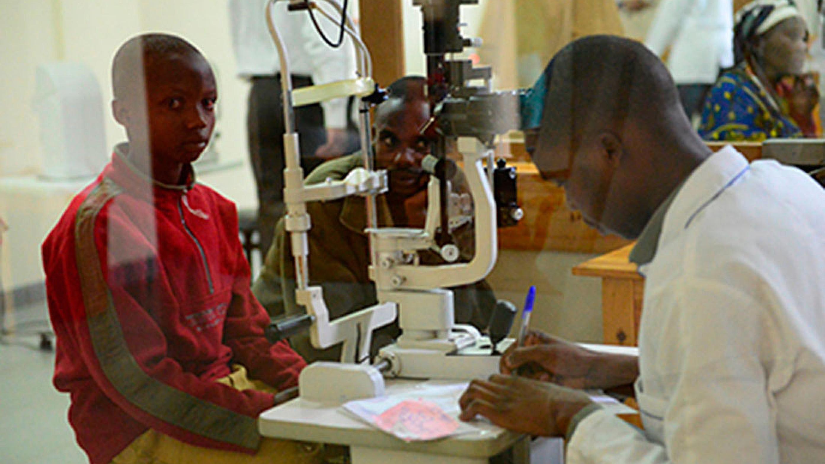 En opthalmic clinical officer (OCO) undersøger en patient på en øjenklinik i Rwanda. 