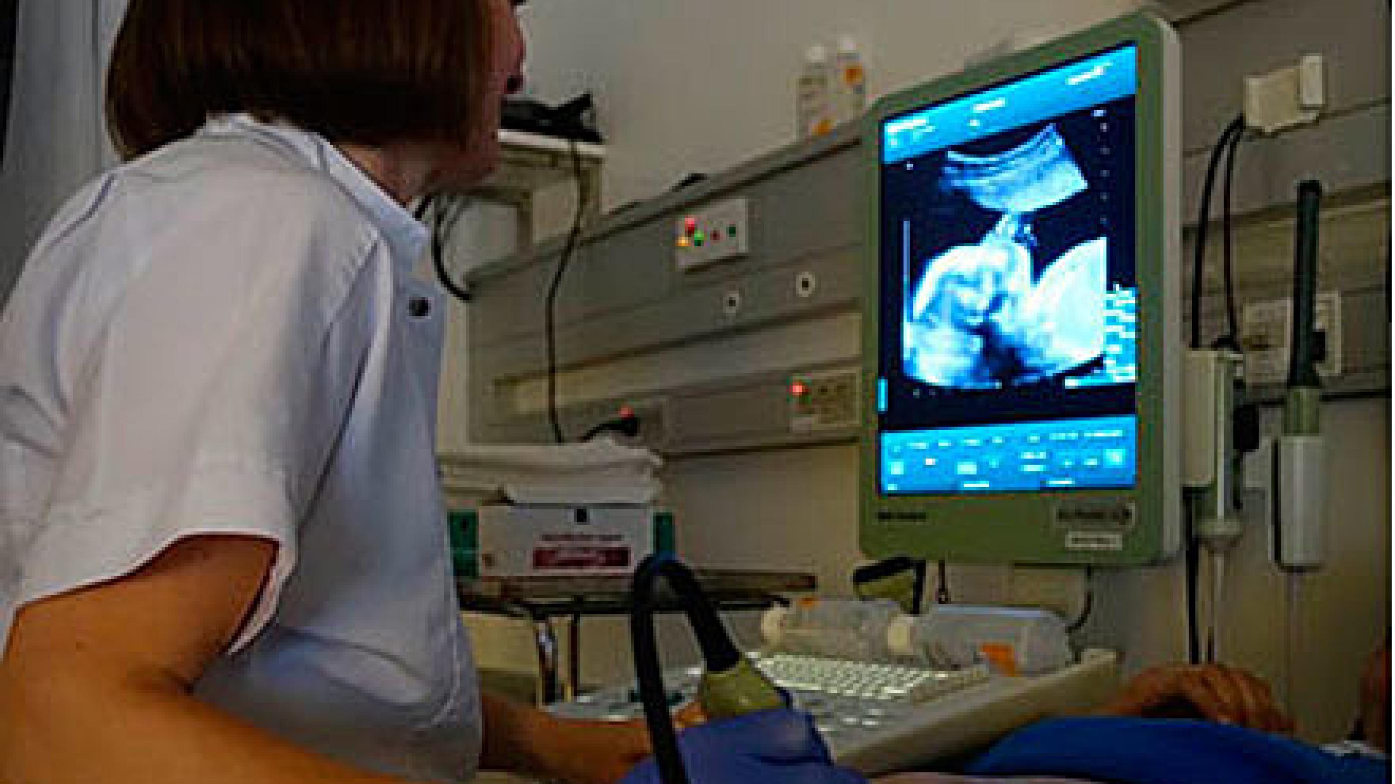 Ultralydskanning af gravid kvinde.
