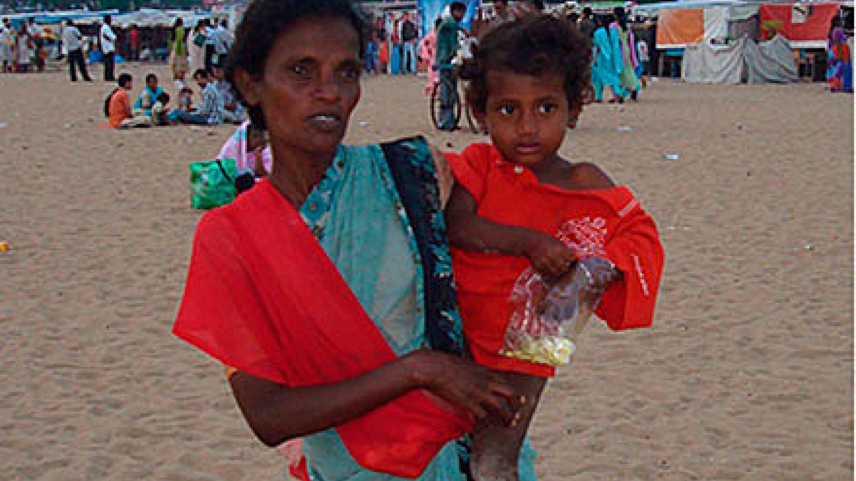 Kvinde med datter i Chennai, Indien. 