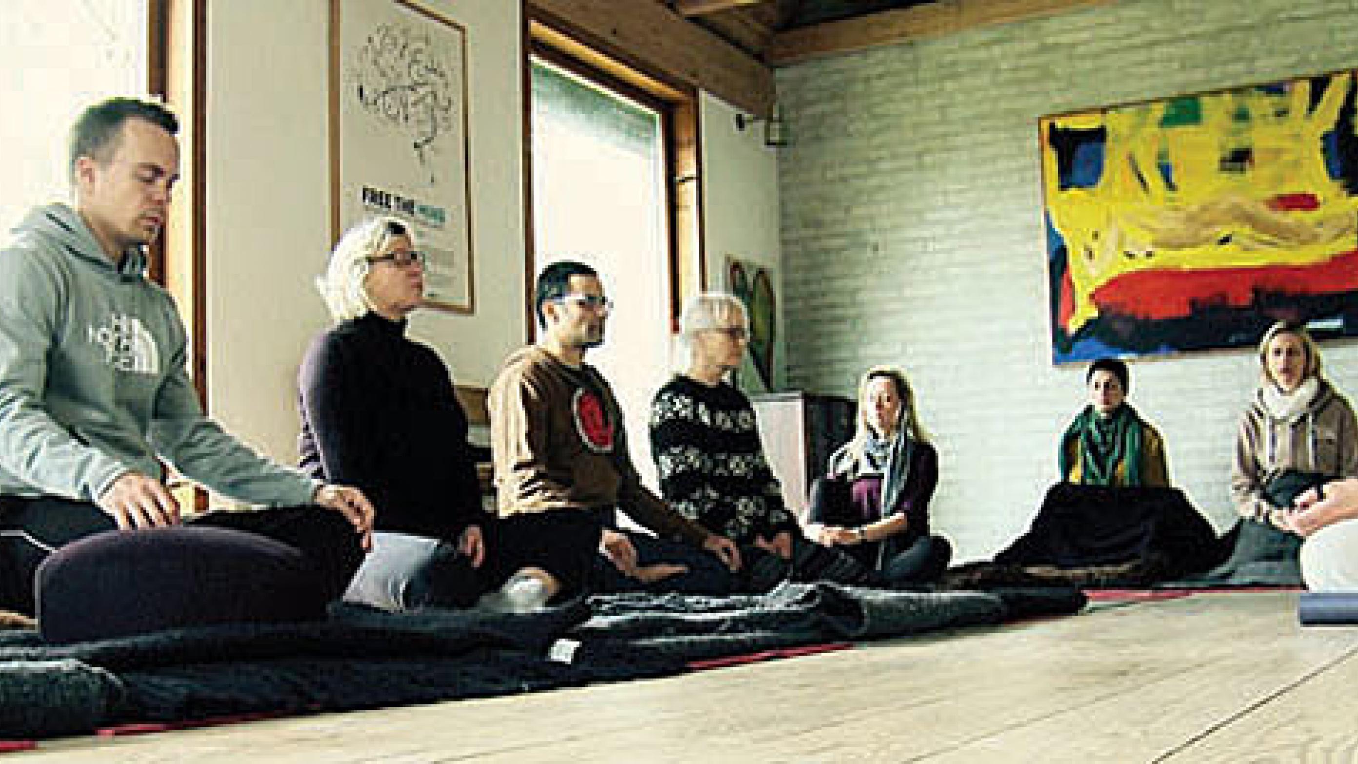 En øvelse med siddende meditation, som indgår i forløbet ved mindfulness-baseret kognitiv terapi. 