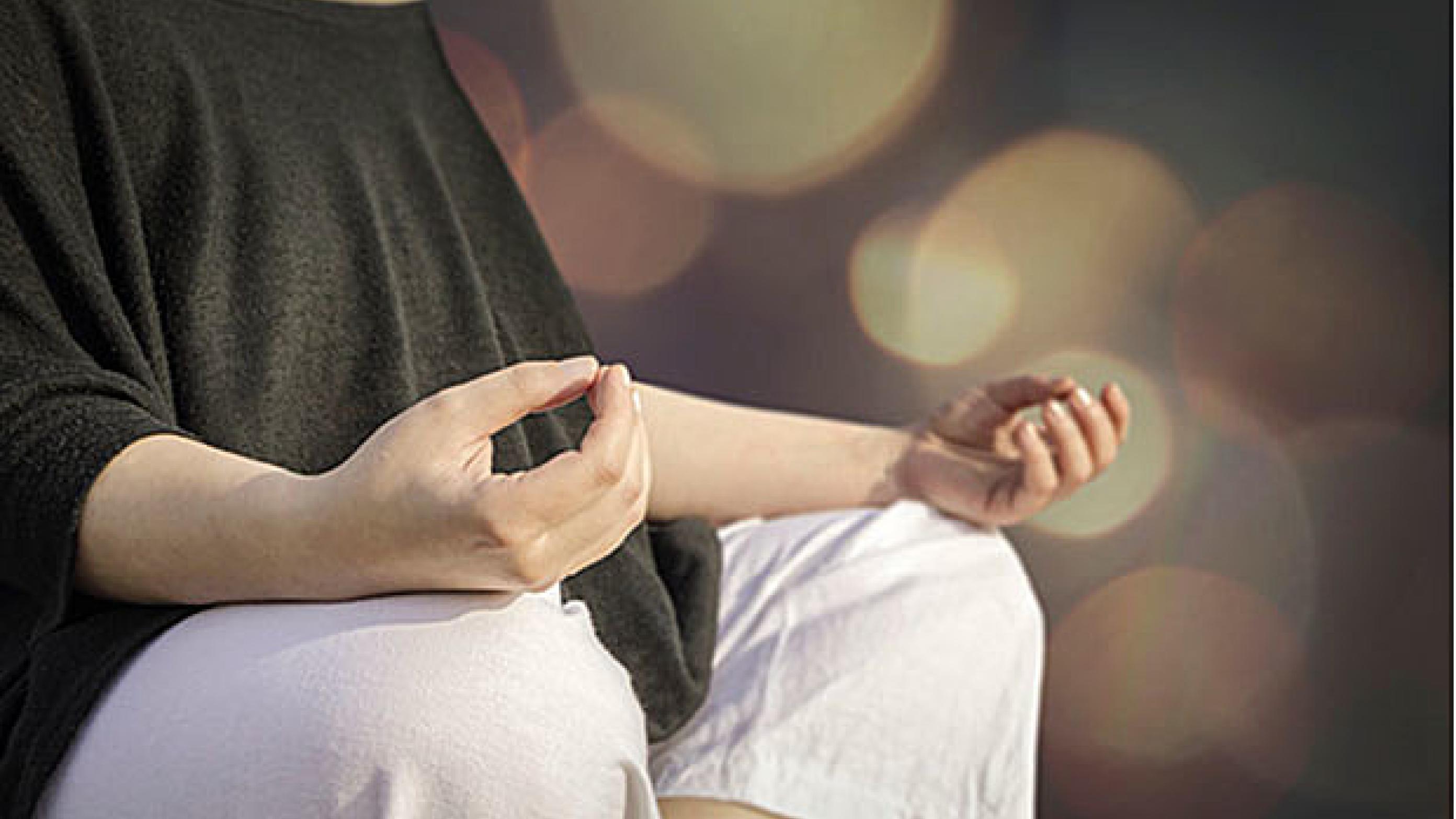 Meditationsteknikker som blandt andet mindfulness og acceptance and commitment therapy har vist sig at være effektive til at øge trivslen hos patienter med kroniske smerter.