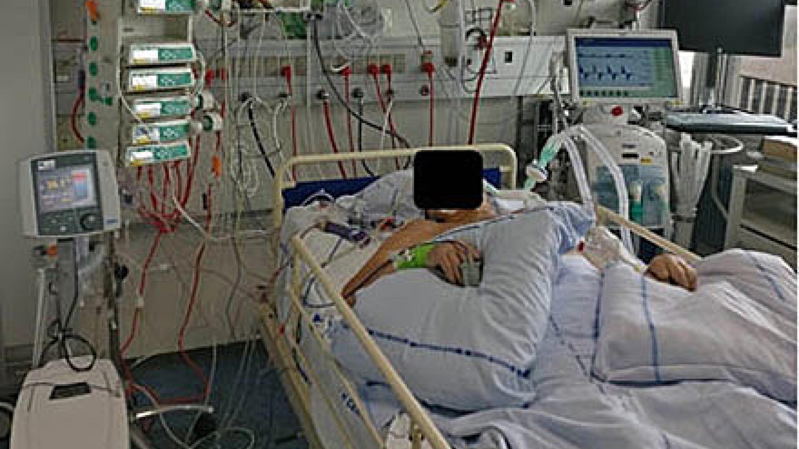 En komatøs patient kort tid efter genoplivning efter hjertestop uden for hospital. 