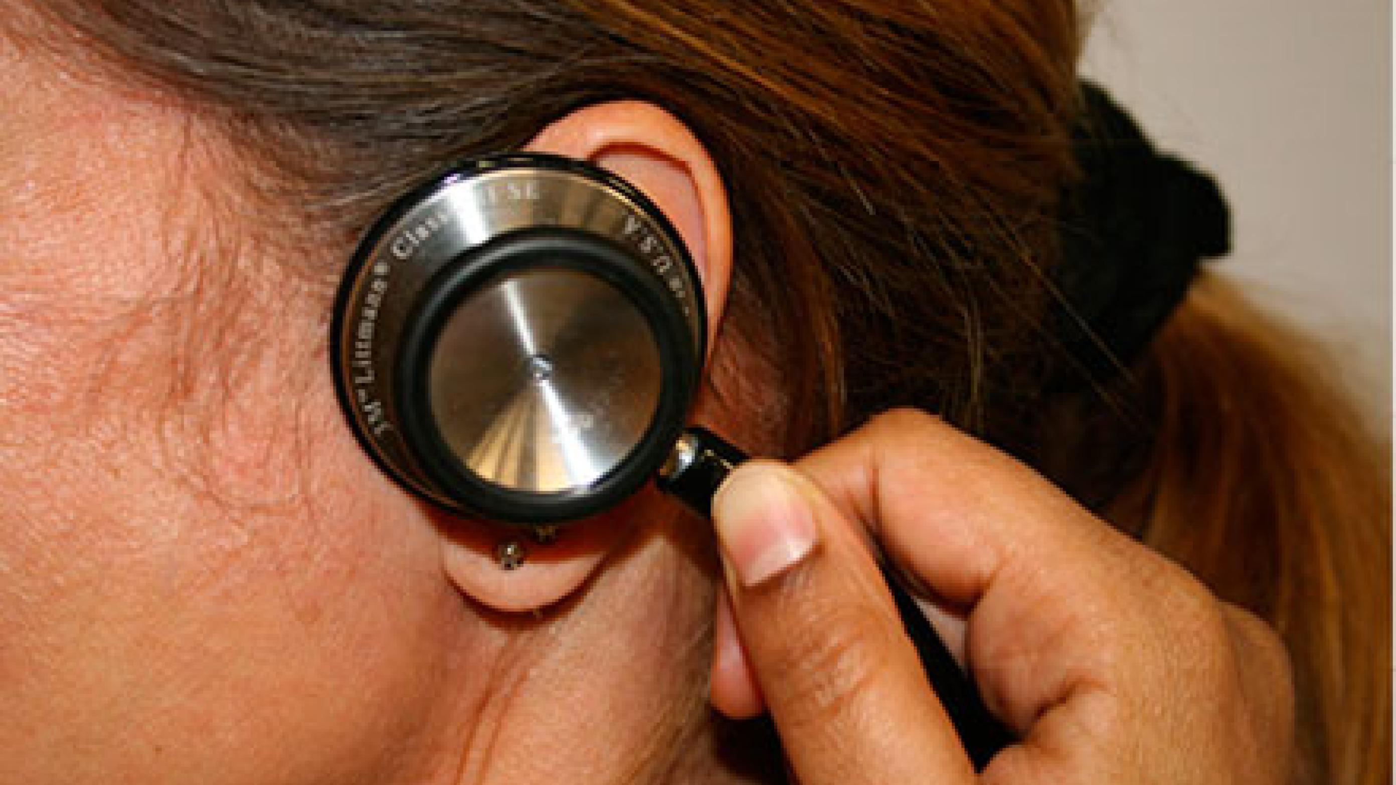 Stetoskopering af et øre.