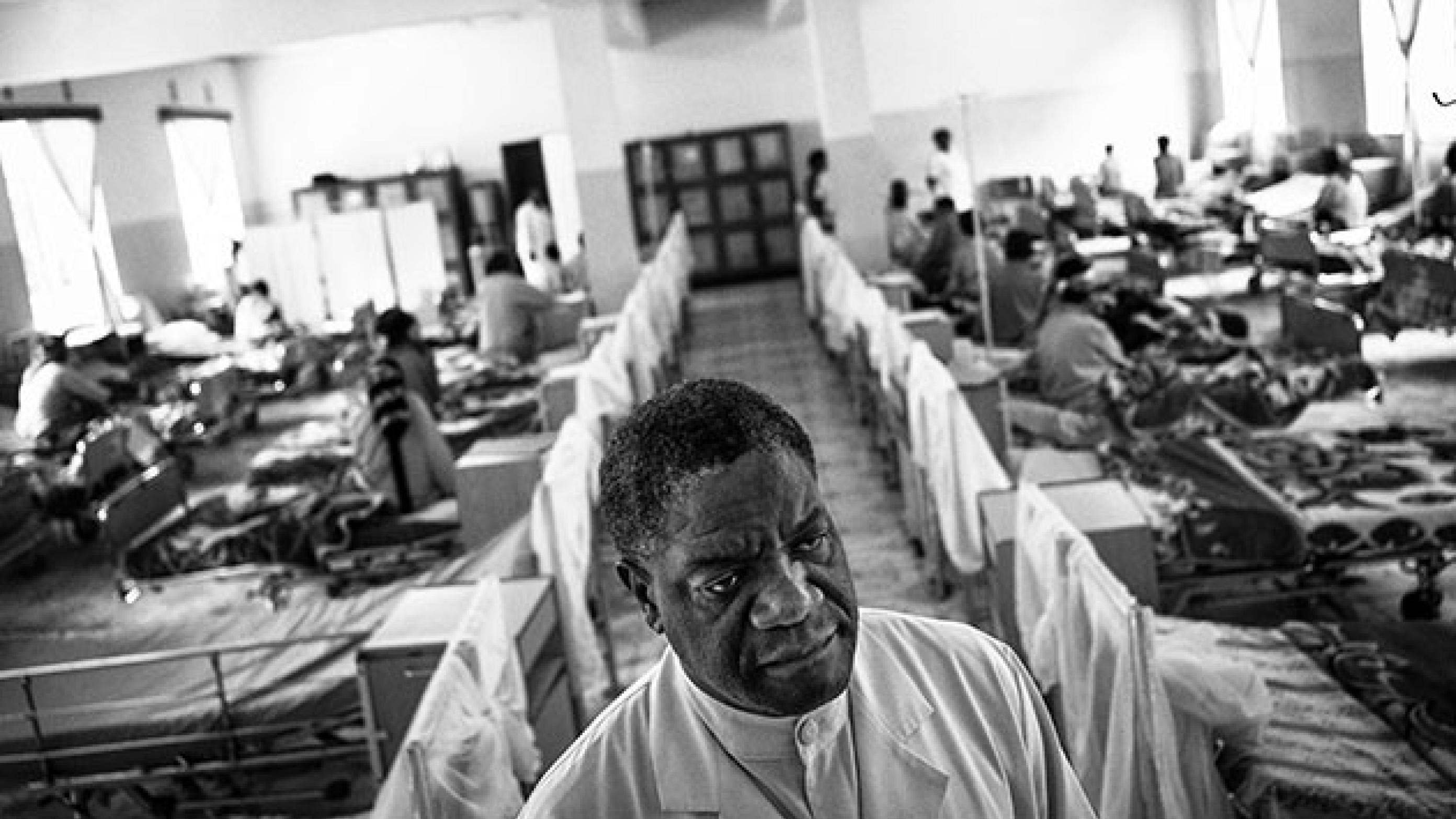 Stuegang. Gynækologen og nobelprismodtageren Denis Mukwege tilser patienter på Panzi-hospitalet i byen Bukavu i den østlige del af DR Congo. Billedet er taget i november 2014 (foto: Ritzau Scanpix).