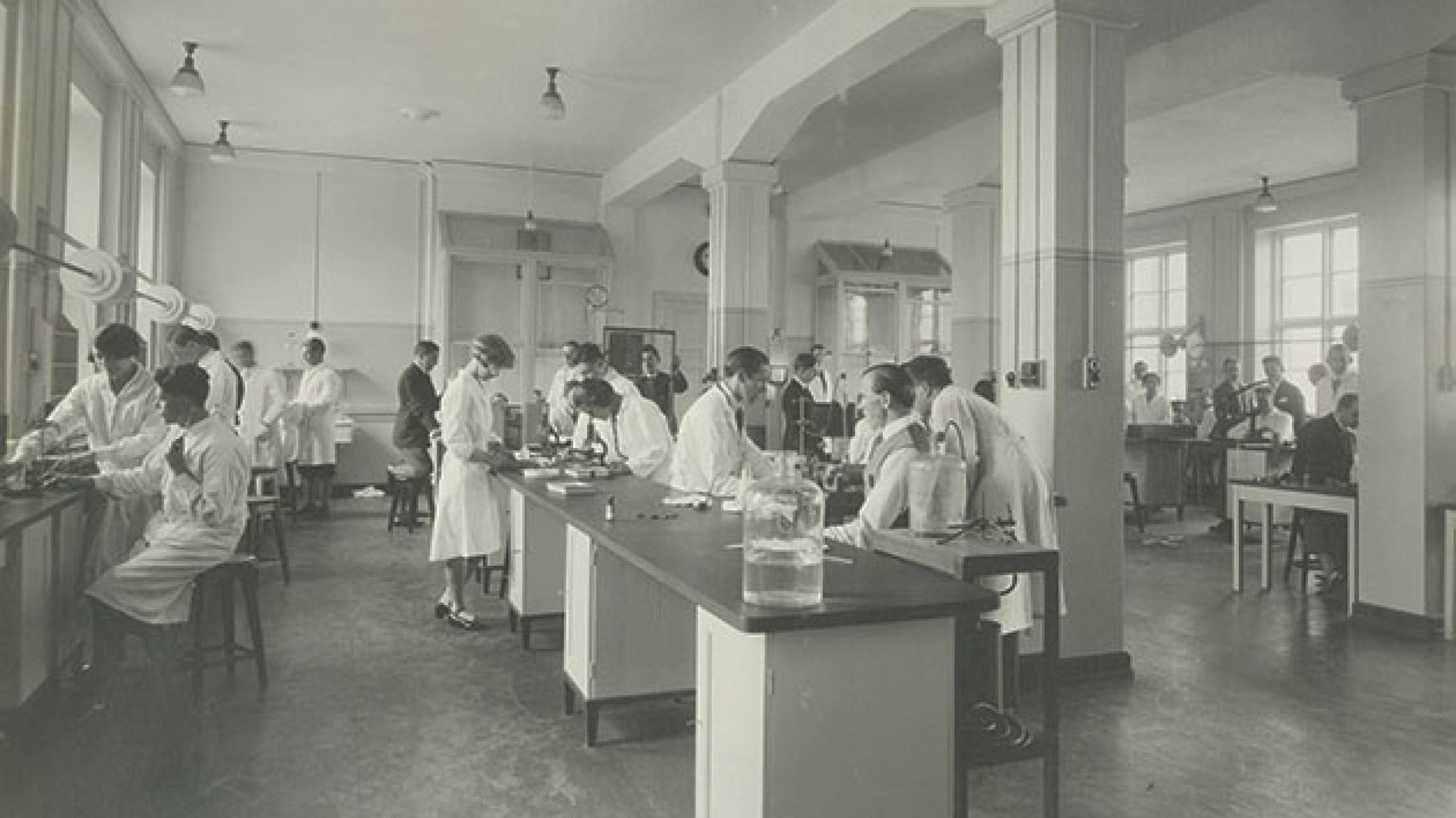 Øvelseslaboratorium for medicinstuderende i Rockefeller Komplekset (Medicinsk Museion). 