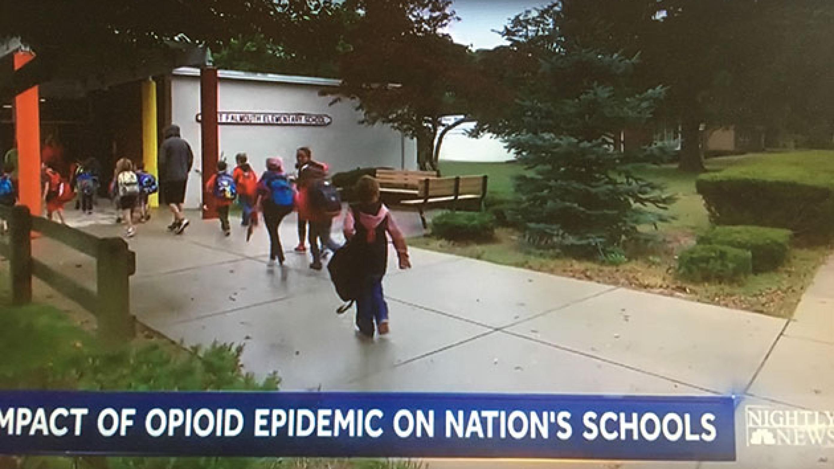 Byen Falmouth i det nordøstlige USA kom i landsdækkende tv, fordi forældre til 12 børn på en af skolerne døde af en overdosis.