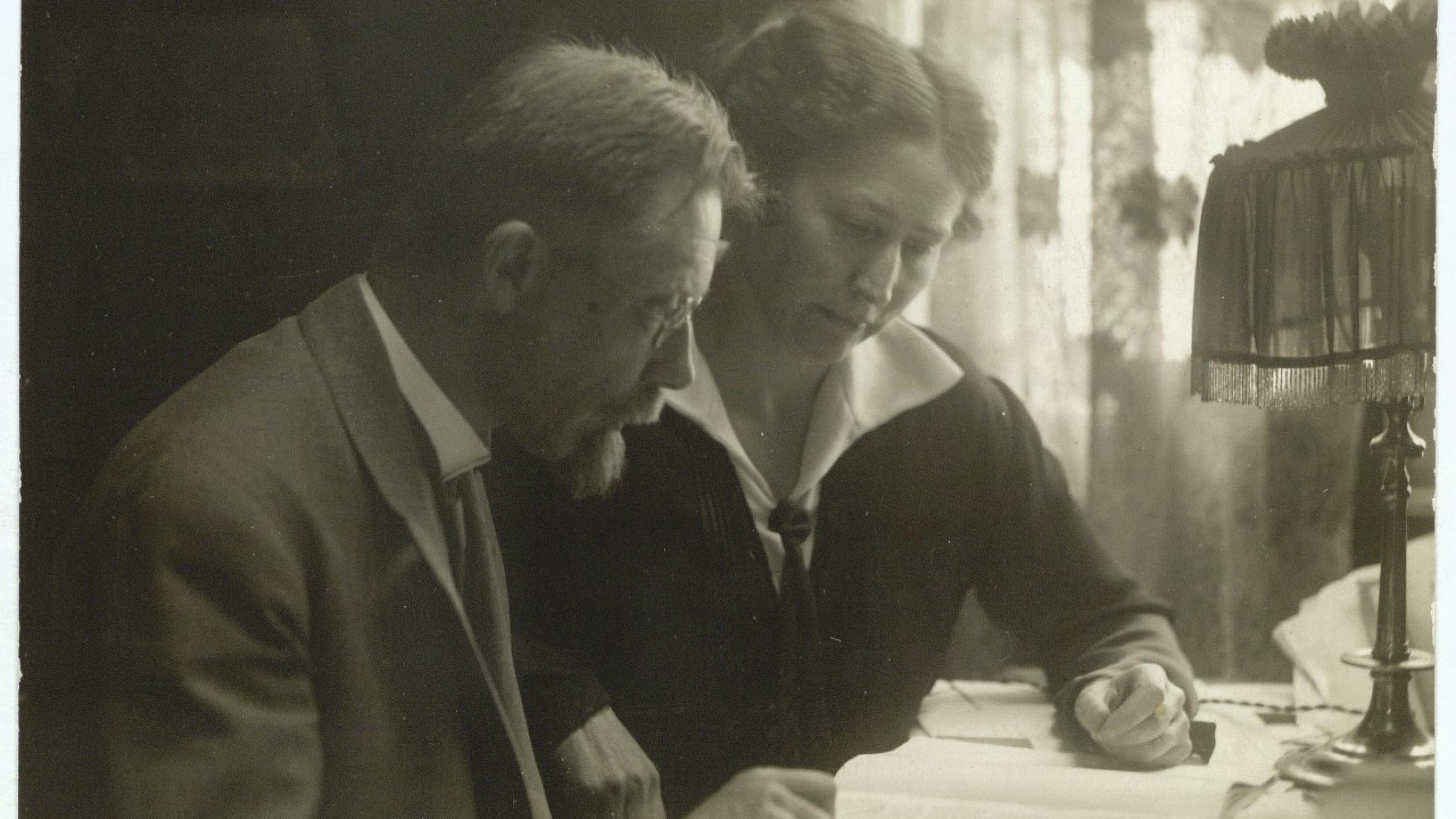 August og Marie Krogh ankommer til København efter deres amerikaturné i vinteren 1922. Med sig i kufferten havde de »opskriften« på insulin, som de havde fået betroet på universitetet i Toronto. (Foto: Det kgl. Bibliotek).