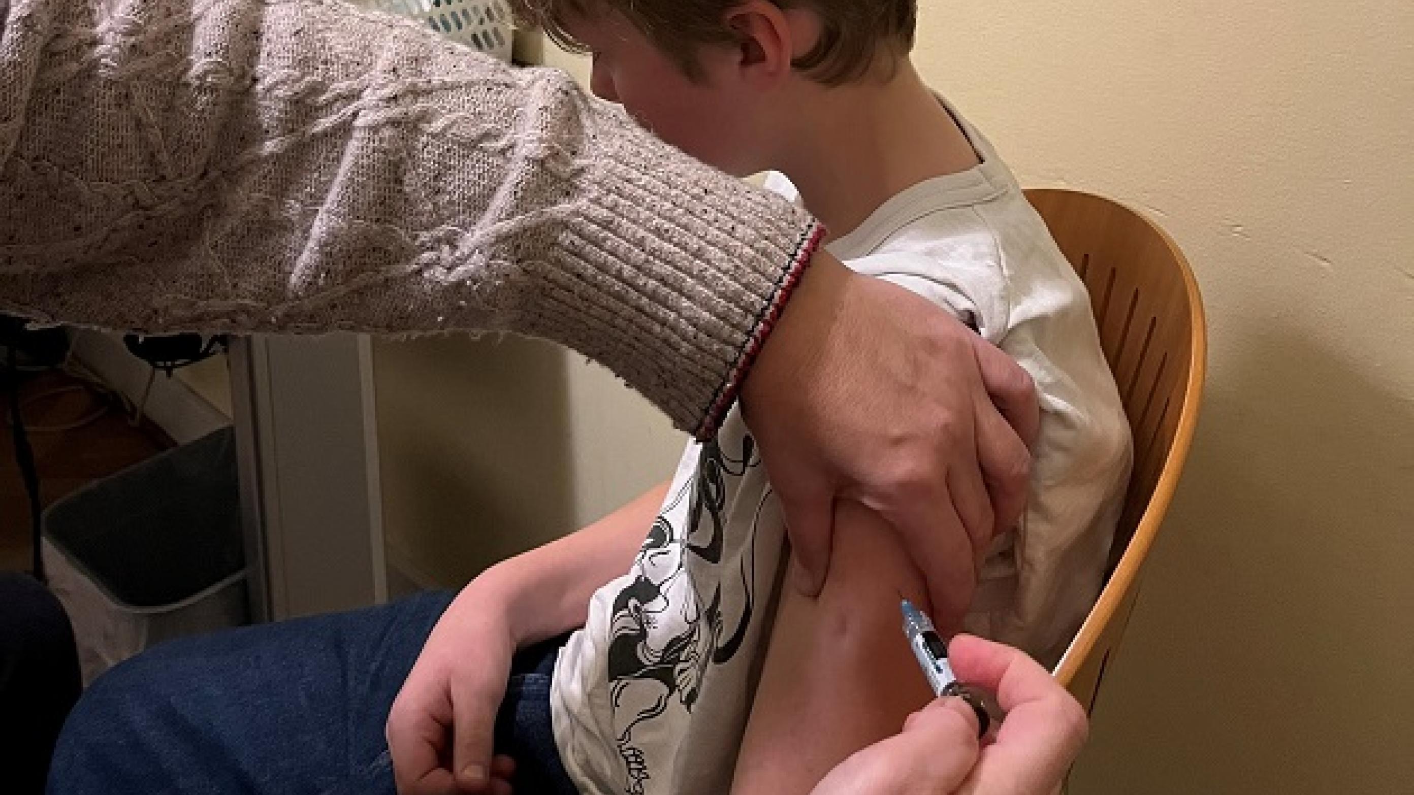 HPV2 12-års vaccination hos egen læge. Foto gengivet med patient og forældres tilladelse