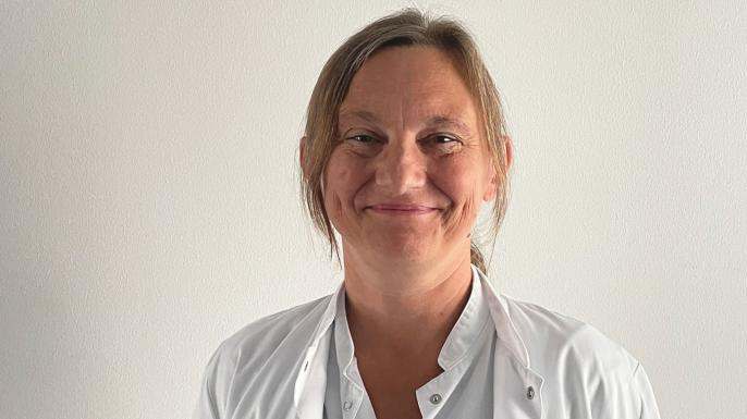 Jane Agergaard, speciallæge på Infektionsmedicinsk Afdeling på Aarhus Universitetshospital samt initiativtager og en af de fagligt ansvarlige for senfølgeklinik for COVID-19. Foto: Mie Brandstrup. 