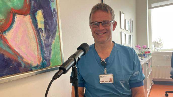 Martin Lind, overlæge og professor på Ortopædkirurgisk Afdeling på Aarhus Universitetshospital, under podcastoptagesle. Foto: Mie Brandstrup